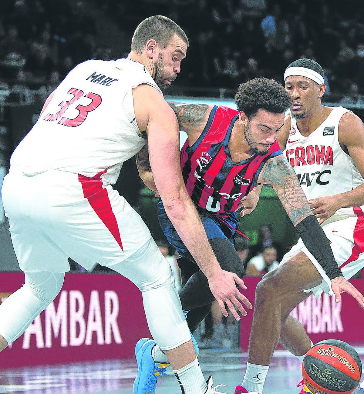 Markus Howard dribla a Marc Gasol durante el partido de la primera vuelta en Vitoria.