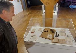 Un visitante a la muestra sobre Benito Barrueta observa algunas de las pertenencias del pintor bermeano expuestas en el Museo del Pescador de la villa marinera.