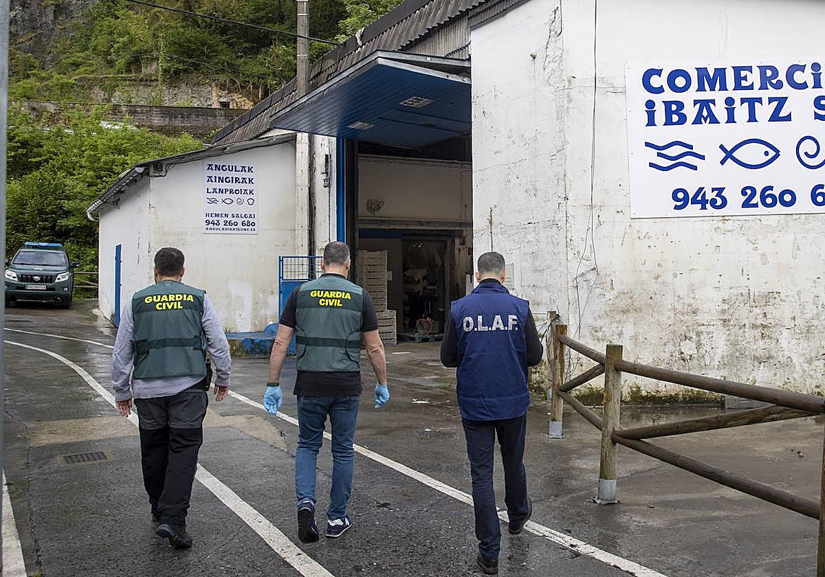 Agentes de la Guardia Civil acceden a la empresa Ibaitz, en Oiartzun.