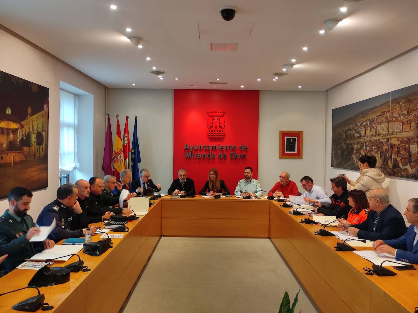 Cuerpos de Seguridad, bomberos, Voluntarios de Protección Civil y Cruz Roja participaron en la reunión de trabajo junto con la Cofradía.