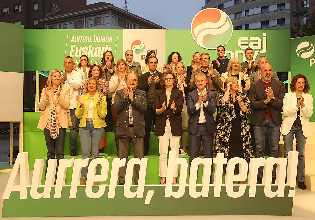 Amaia del Campo, candidata a la Alcaldía del PNV por Barakaldo, acompañada por representantes del partido jeltzale.