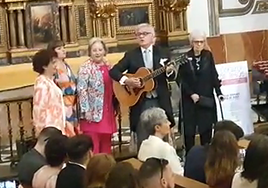 Miembros de Mocedades cantando en la parroquia de Granada