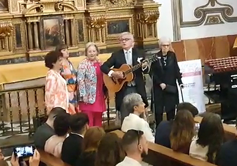 Miembros de Mocedades cantando en la parroquia de Granada