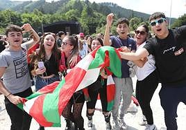 Gazte batzuk, ikurriña erakusten.