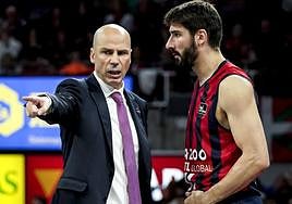 Peñarroya da indicaciones a Dani Díez.