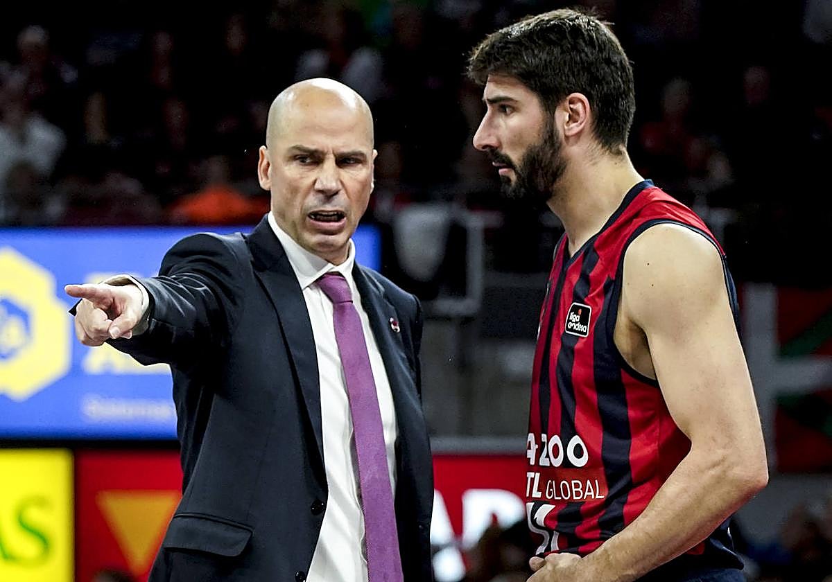 Peñarroya da indicaciones a Dani Díez.