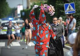 El ser mitológico Maiatza será quien comience el desfile.