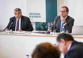 Franciso García, a la izquierda, presidente de Tubacex, junto a Jesús Esmorís, consejero delegado.