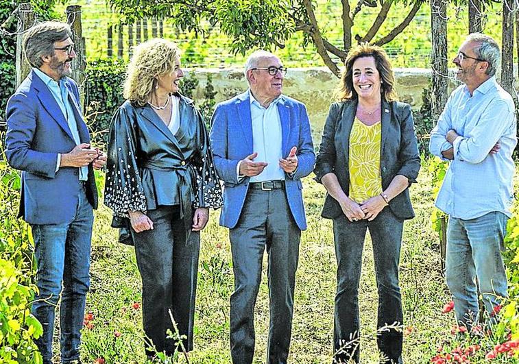 Los cinco candidatos forales, en la finca de la Casa del Vino.