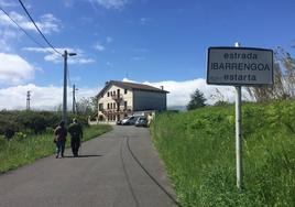 La ruta combina carretera con acantilados.