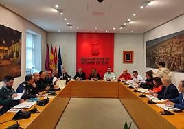 Cuerpos de Seguridad, bomberos, Voluntarios de Protección Civil y Cruz Roja participaron en la reunión de trabajo junto con la Cofradía.