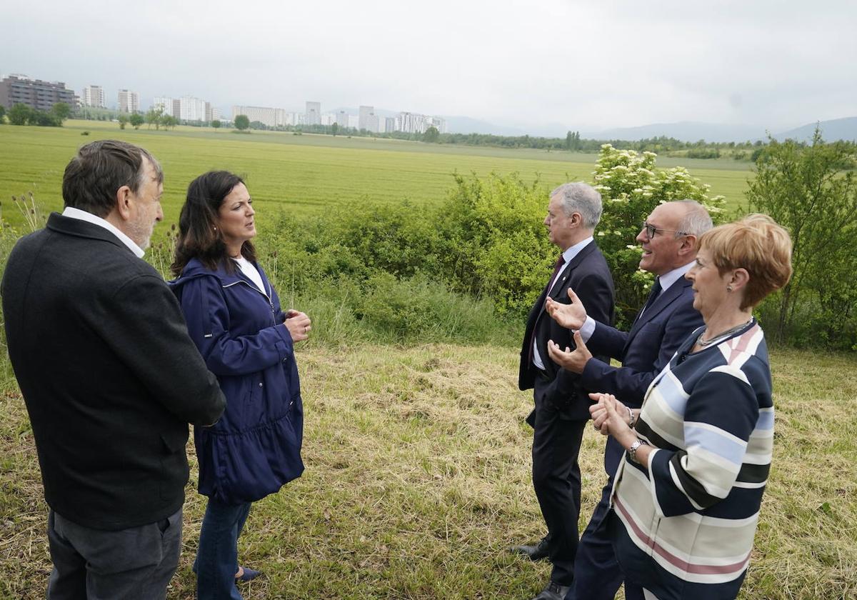 Beatriz Artolazabal, Ramiro González, José Antonio Suso, Iñigo Urkullu y Arantxa Tapia participan en un acto del PNV sobre Vitoria como «ciudad verde industrial».