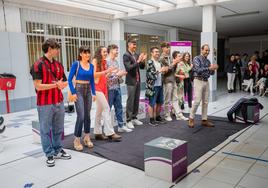 Los alumnos de Egibide con prendas de Koopera en el desfile de este jueves.