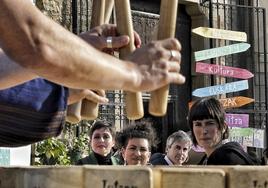 Rocío Vitero, acompañada de Amancay Villalba y Unai Fernández de Betoño observan a dos txalapartalaris antes de arrancar el acto electoral de esta tarde en el Casco Viejo