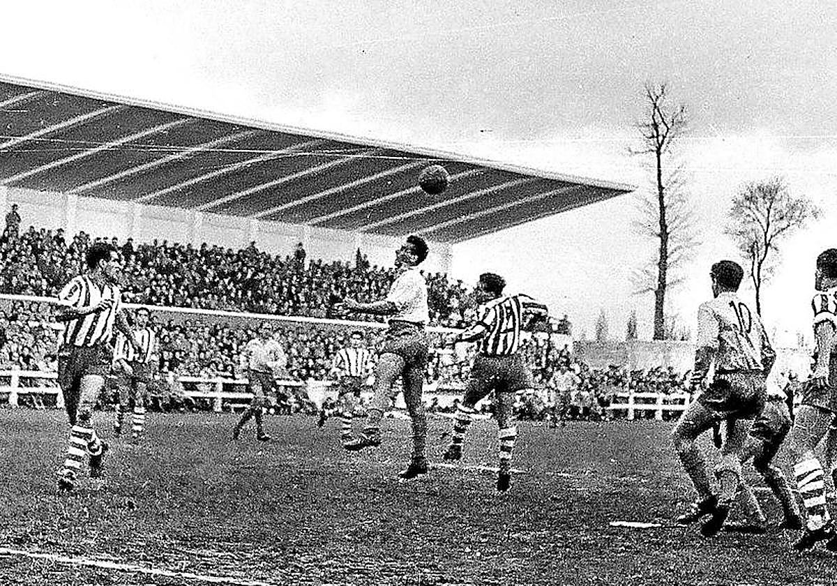 Partido entre el Deportivo Alavés y Las Palmas de la temporada 1954-55.