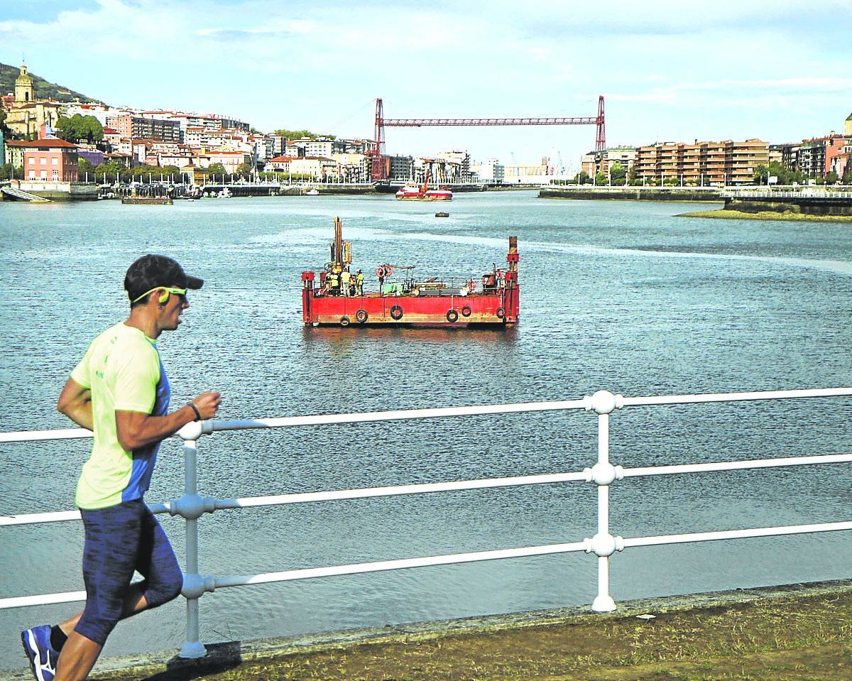 Catas en el cauce de la ría para abrir un corredor subterráneo que alivie el Puente de Rontegi