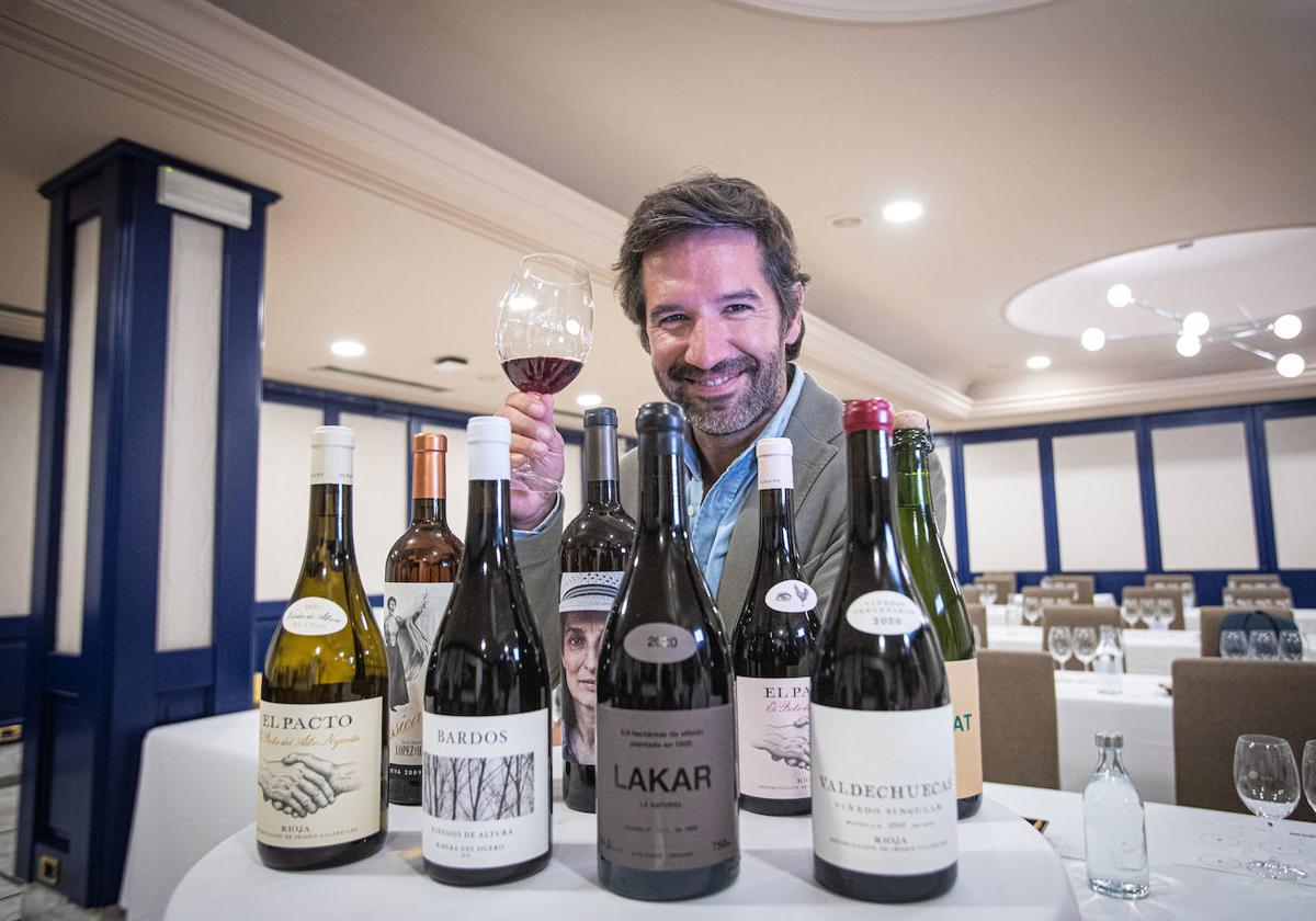 Richi Arambarri, fundador de Vintae, en el hotel Ercilla con los vinos de la cata.