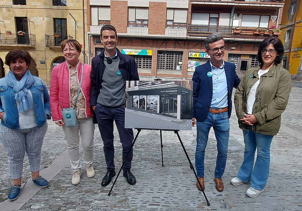 El alcalde de Bermeo, Aritz Abaroa, muestra la infografía del futuro centro, junto a los candidatos del PNV.