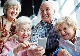 El país que paga hasta 40.000 euros al año por cuidar de los mayores y busca empleo en España