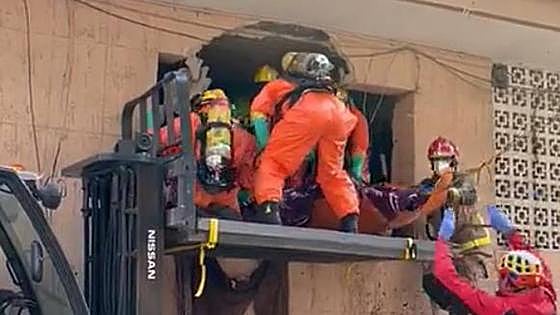 Rescatan a un hombre de 250 kilos con síndrome de Diógenes atrapado en su casa por la basura