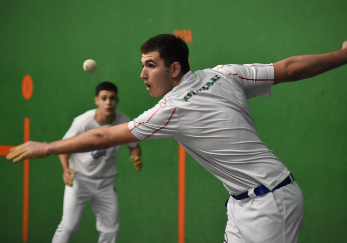 Ekain Lizeaga se prepara para golpearle a la pelota durante la semifinal de ayer.