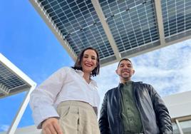 Garbiñe Ruiz y Óscar Fernández, bajo las placas fotovoltaicas de la azotea del Mercado de Abastos