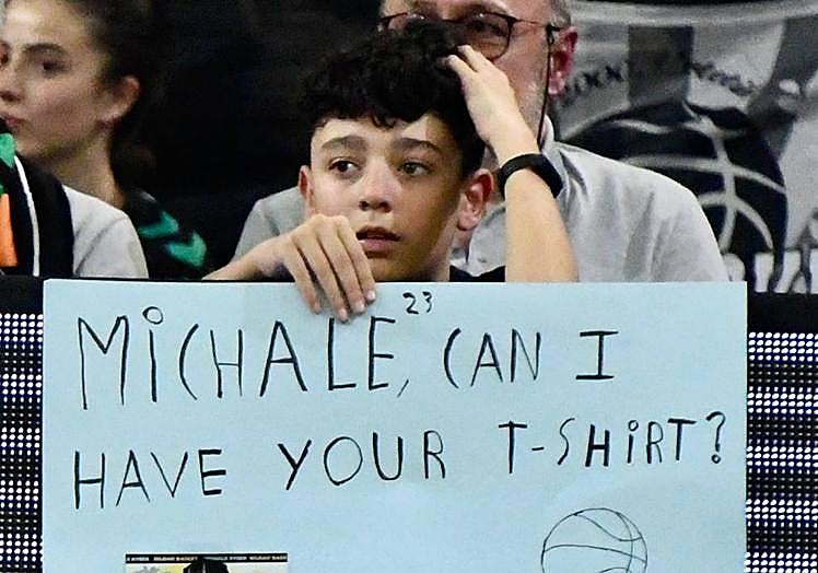 Imagen principal - El bonito detalle de Kyser con Martín, el niño bilbaíno que le pidió la camiseta