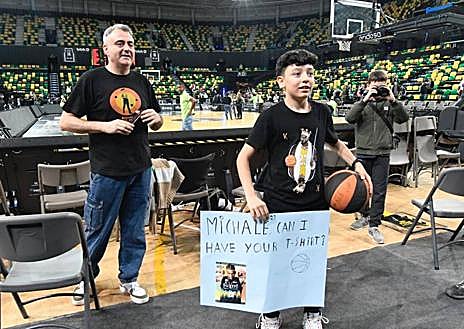 Imagen secundaria 1 - El bonito detalle de Kyser con Martín, el niño bilbaíno que le pidió la camiseta