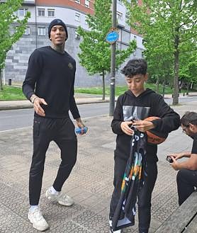 Imagen secundaria 2 - El bonito detalle de Kyser con Martín, el niño bilbaíno que le pidió la camiseta