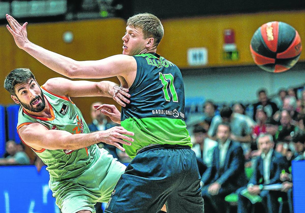 Dani Díez encuentra un hueco para el pase ante la defensa del pívot verdinegro Ellenson en el Palau Olímpic de Badalona.