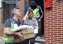 Agentes salen del chalet de Bolueta en el que se ejercía la prostitución.
