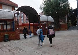 Entrada a clase en un colegio público de Bilbao.