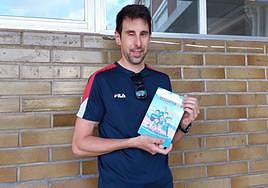 Josu Muñoz, que arrastra una ceguera en su ojo derecho desde que era niño, con su libro solidario.