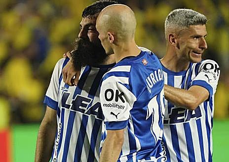 Imagen secundaria 1 - Villalibre, que tuvo el gol del ascenso, acaba el partido entre lágrimas
