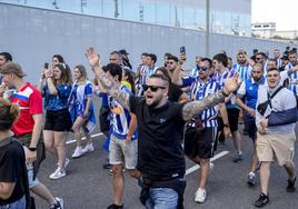 Aficionados del Alavés brindan por el ascenso desde el Parque Santa Catalina Las Palmas.