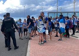 La afición del Alavés, sin prisa para entrar al estadio