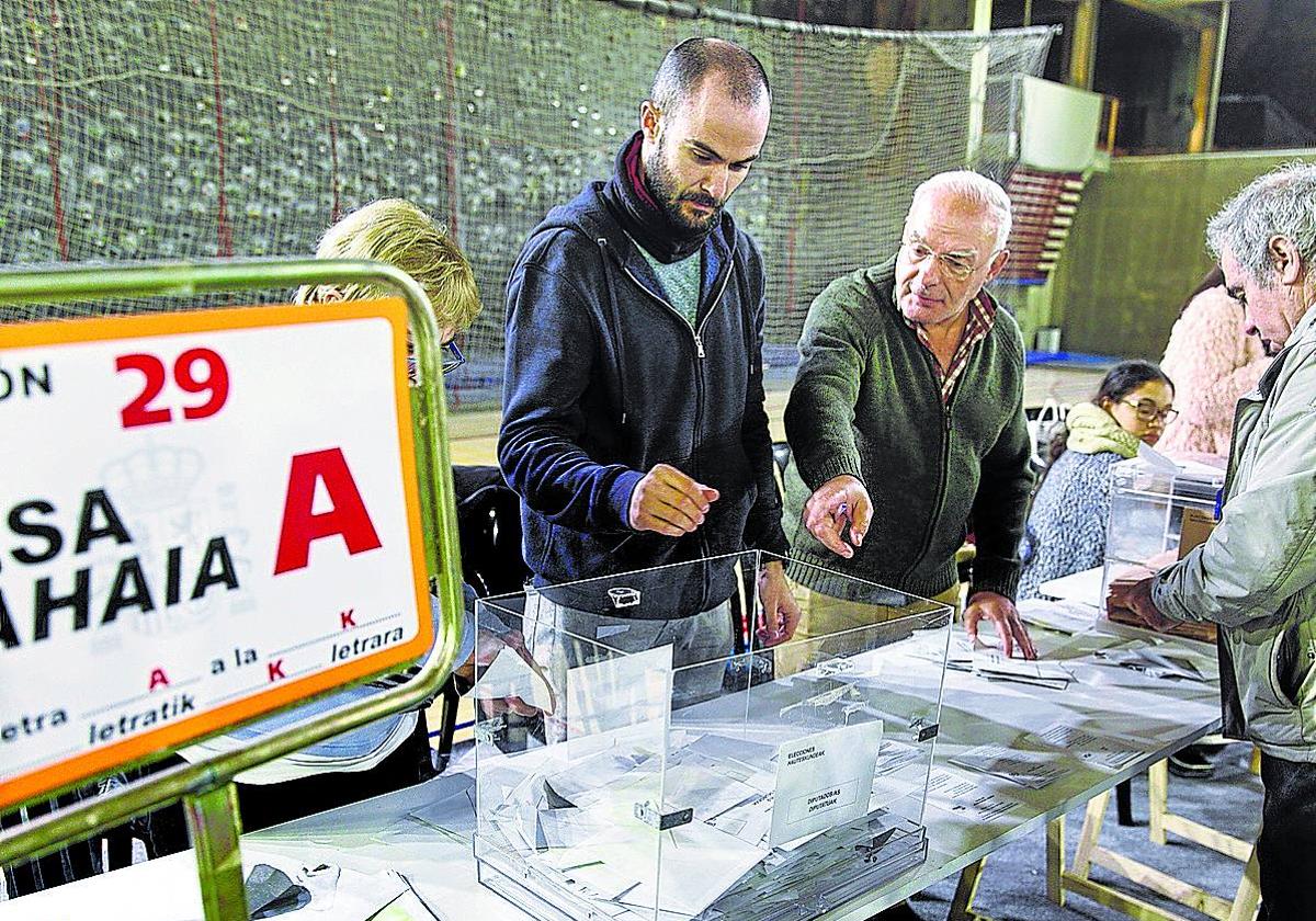 Los miembros de la mesa de un colegio electoral de Vitoria proceden al recuento de votos.