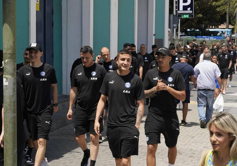 Los futbolistas, vestidos de negro, han recorrido las calles de Las Palmas.