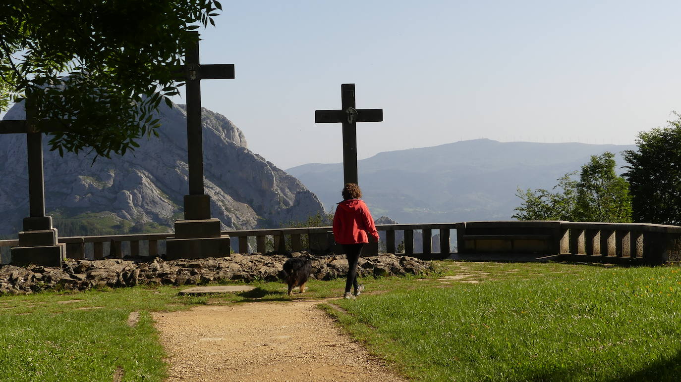 Elixabete Etxanobe (PNV), candidata a la Diputación, de paseo en familia por Urkiola con su perra Bikhe.