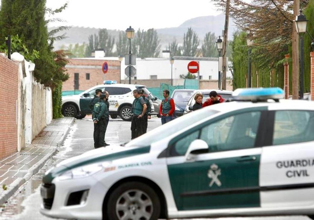 Varias patrullas de la Guardia Civil, en el exterior de la vivienda donde han aparecido los cadáveres.