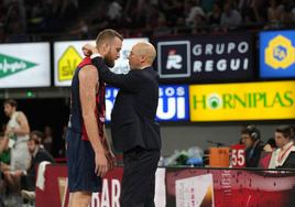 Peñarroya trata de tranquilizar a Costello tras una falta técnica.