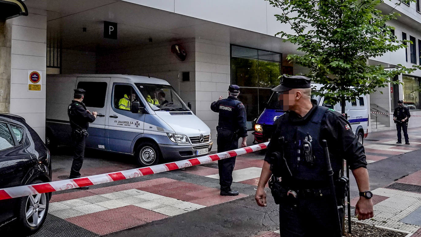 El furgón funerario sale del apartahotel con el cuerpo de Maialen.