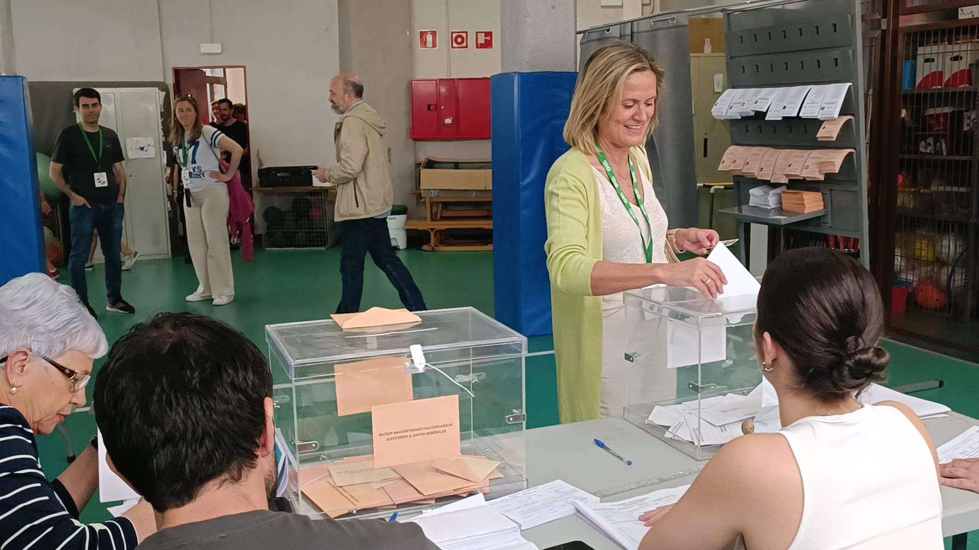 La candidata a la Alcaldía de Barakaldo por el PNV, Amaia del Campo, ha depositado su papeleta este domingo por la mañana en el municipio.