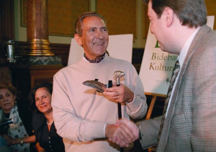 Antonio Gala receives the Silver Feather from the booksellers of Bizkaia in 1998.