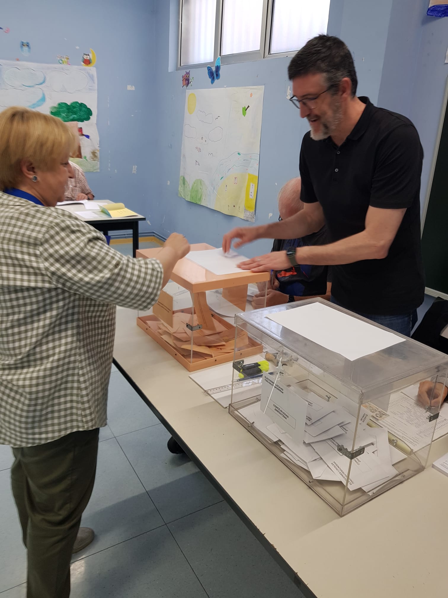 La candidata a la Alcaldía del PP Galdakao, Mari Carmen Sánchez, ha depositado su voto este domingo por la mañana.