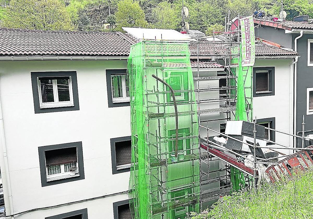 Un total de 15 comunidades de vecinos de Txonta participan en proyectos de rehabilitación.