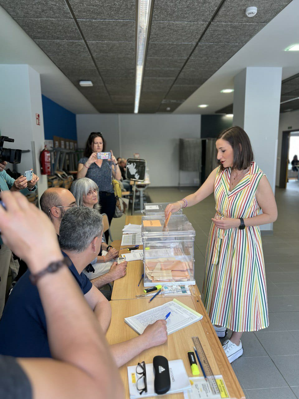 La candidata de Elkarrekin a la Alcaldía de Vitoria, Garbiñe Ruiz, ha depositado su papeleta en el IES Lakua.