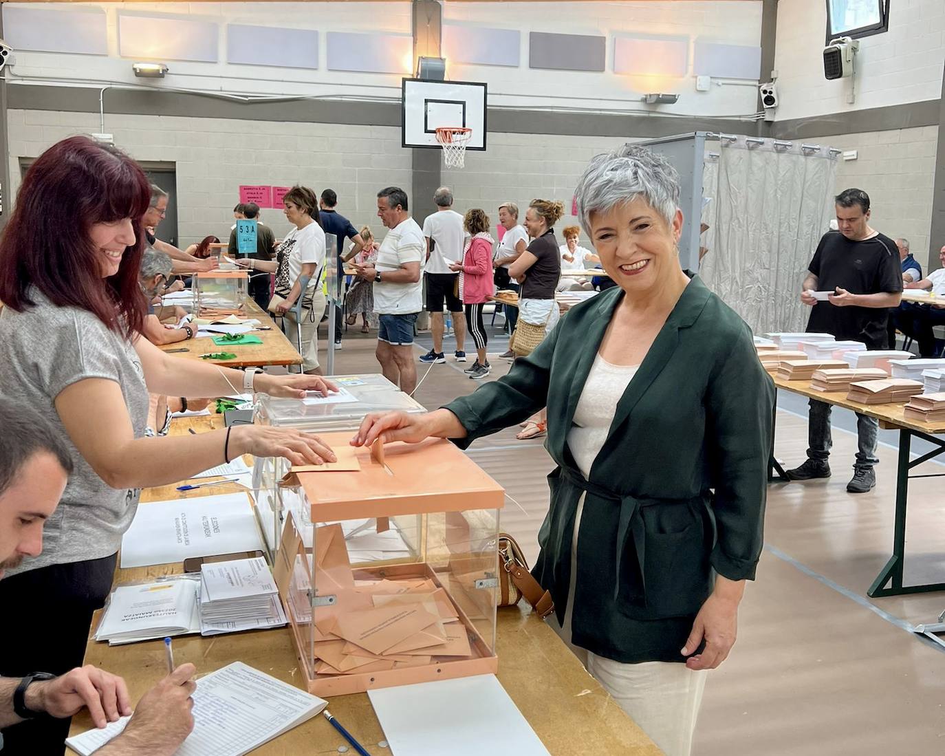 La candidata de EH Bildu a la Alcaldía de Durango, Ima Garrastatxu, ha depositado su voto en la localidad.