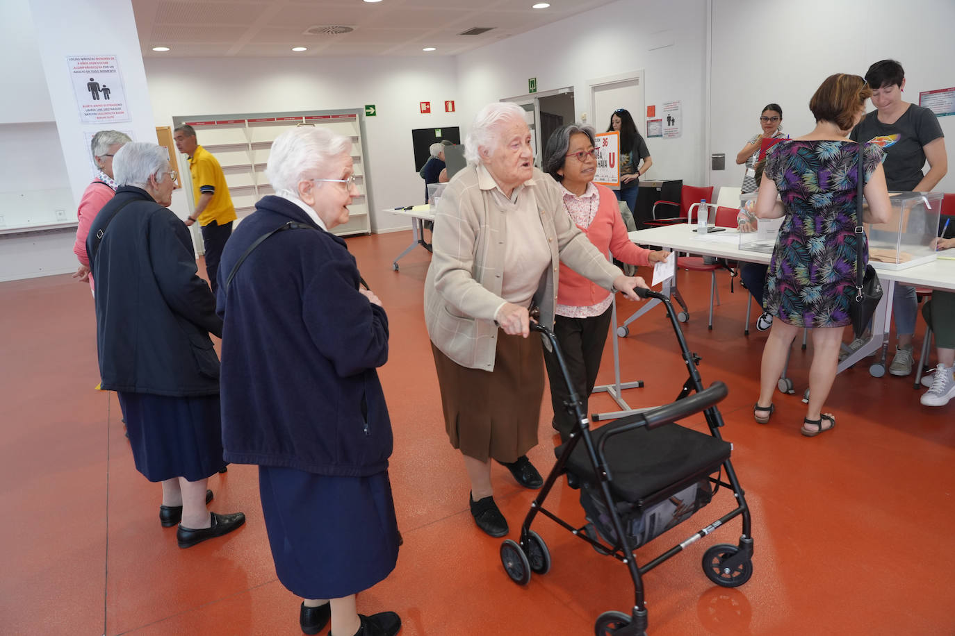 Varias personas acuden a votar al centro cívico de Ibaiondo en la capital alavesa. 