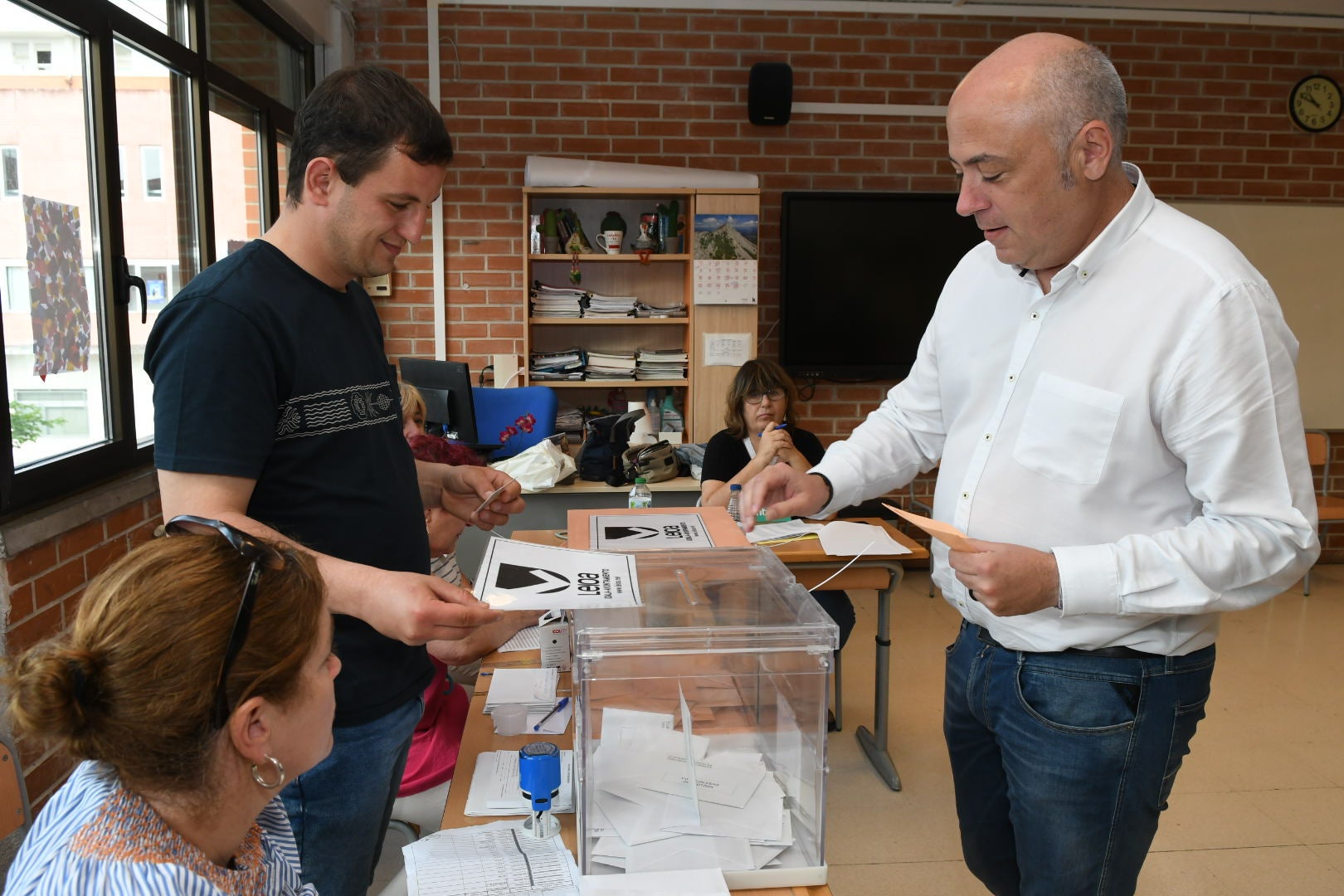 El candidato a la reelección a la Alcaldía de Leioa con el PNV, Iban Rodríguez, ha depositado su voto esta mañana.